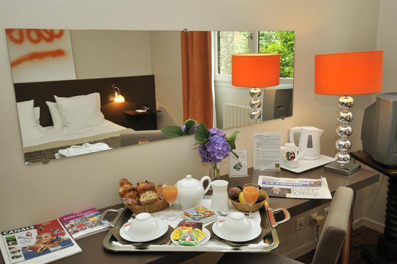 Logis Hotel - Restaurant Le Relais De Comodoliac Saint-Junien Eksteriør bilde